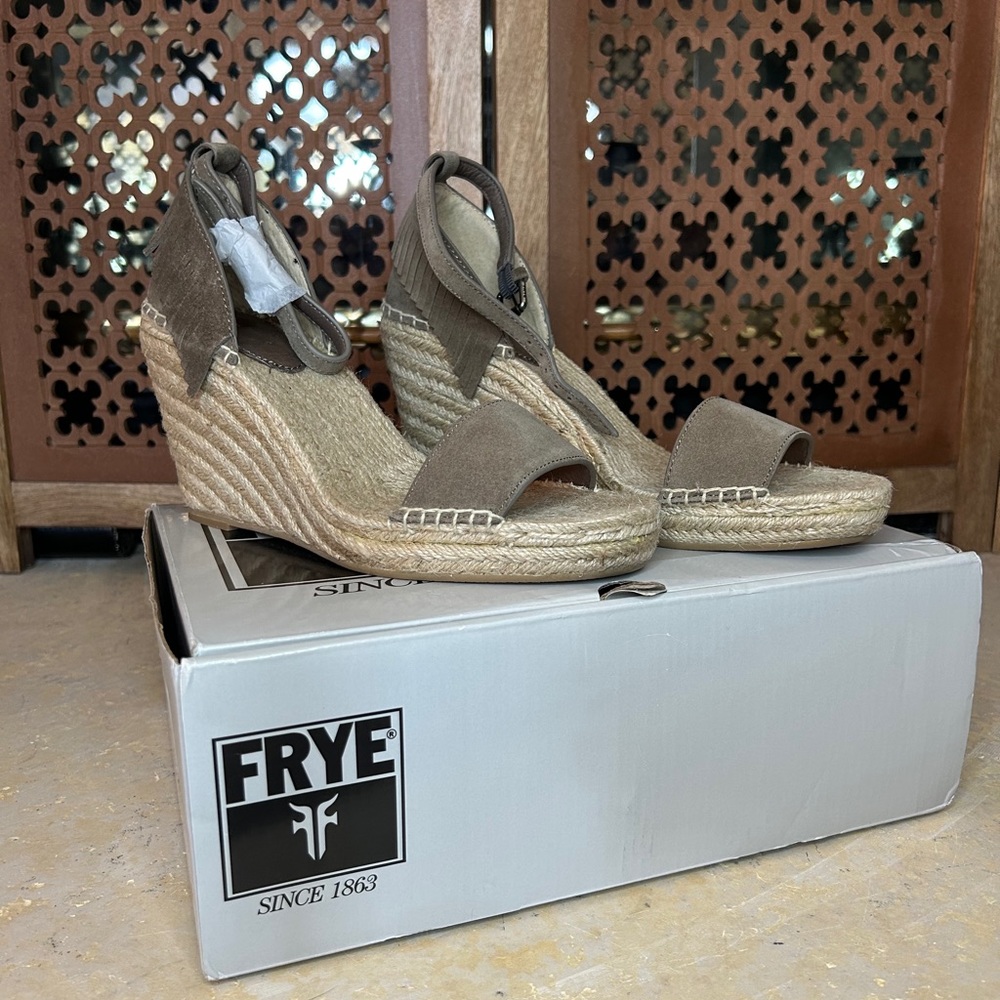 New Frye Women’s Lila Feather Wedge Sandal/Heels size 10.
